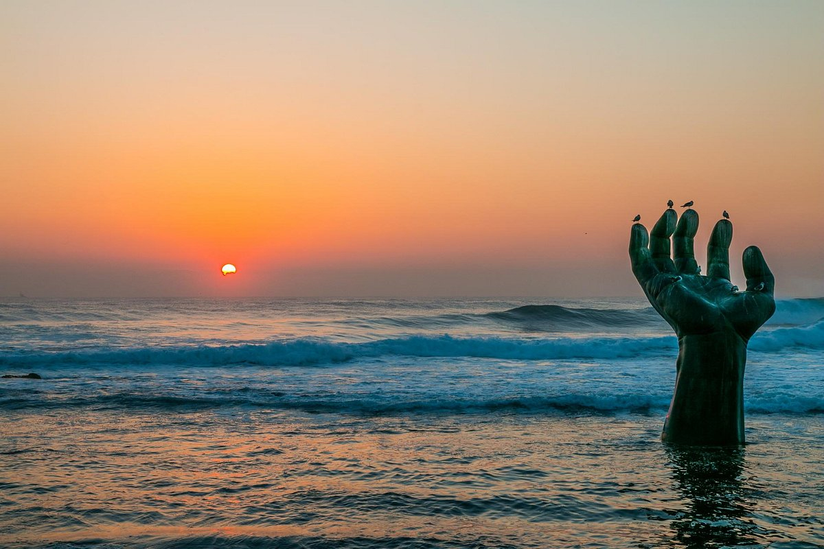 최근 포항의 트레이드 마크로 급부상한 곳이 있습니다. 지난 2021년 걸어서 올라가야 하는 롤러코스터가 개장되었습니다. 포항의 북구에 위치한 이곳은 포스코가 기획부터 제작, 설치까지 맡아 포항시민에게 기부한 작품인데요. 이곳에서 걷다 보면 우주를 유영하