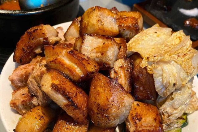 두툼하게 썰린 고기의 씹는 맛이 일품인 깍둑고기 맛집 5곳