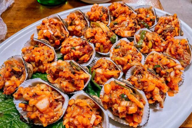 바다의 향과 쫄깃한 식감이 어우러진 별미, 꼬막 맛집 5곳