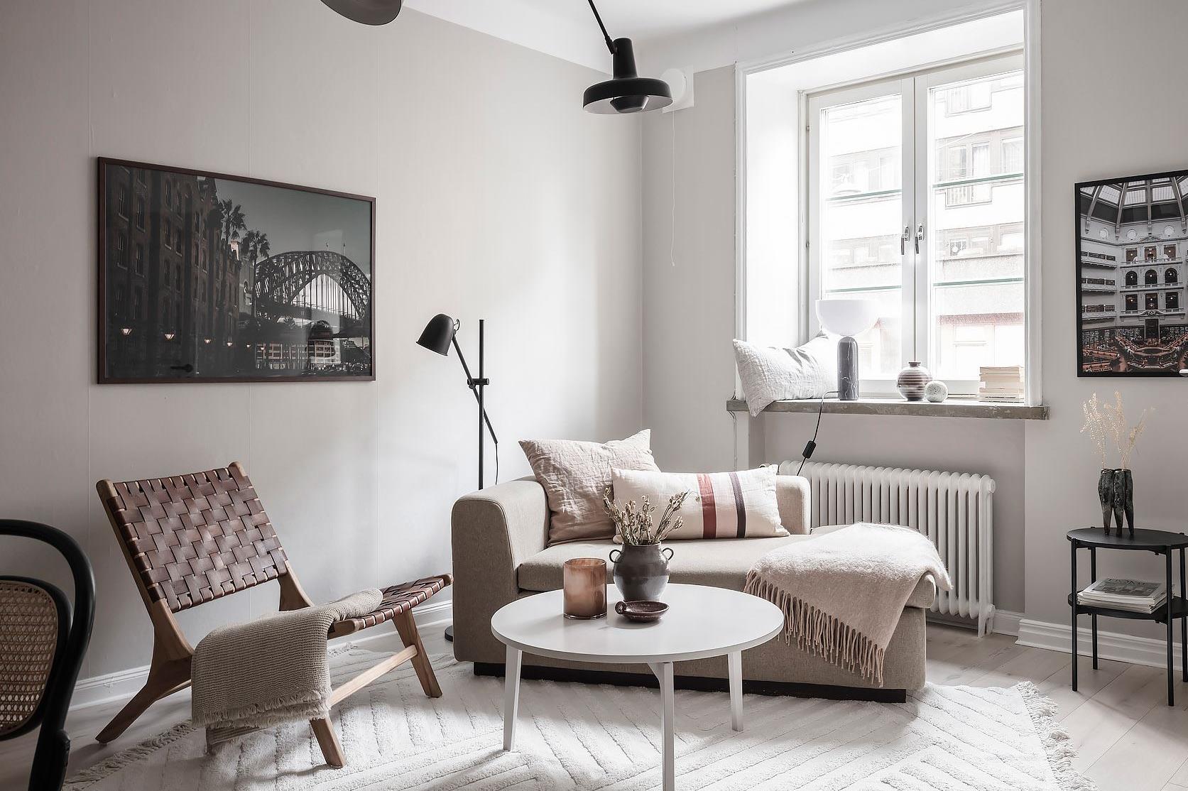 우아하고 세련된 노르딕 스타일로 디자인된 아름다운 ‘미니 하우스’가 시선을 모으고 있다. 스웨덴 예테보리에 위치한 37m²(11평) 크기의 이 집은 원룸 아파트를 1베드 아파트로 개조한 공간으로, 37m²(11평) 면적을 무색하게 하는 아름답고 감각적인 인테리어가 특히 돋보인다. 